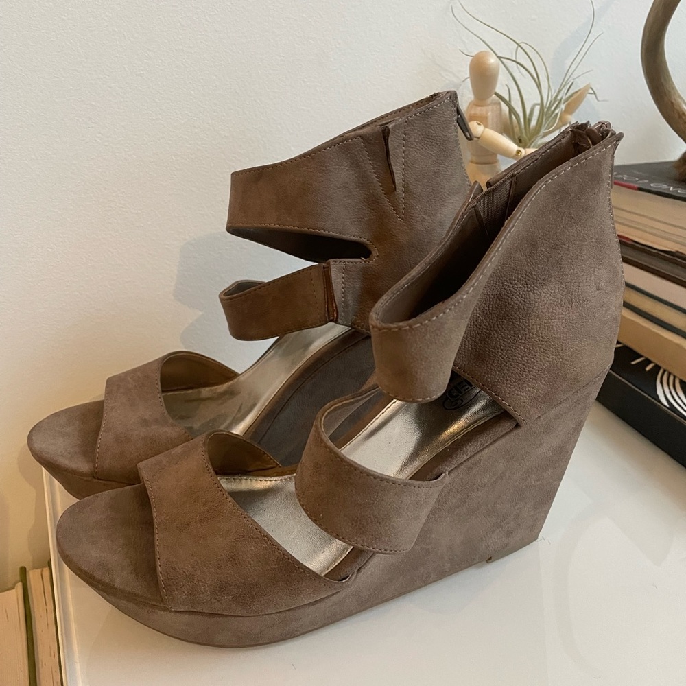 Unlisted Kenneth Cole daydream 8.5 wedges taupe